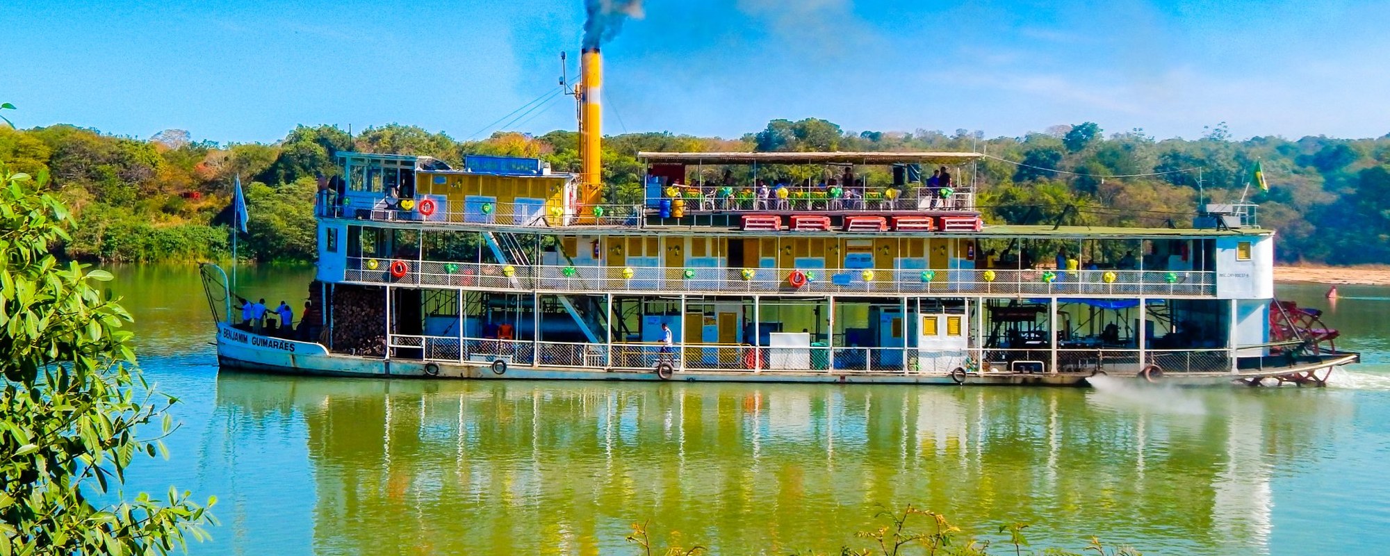 Vapor Benjamim Guimarães navegando o rio São Francisco com fumaça saindo da chaminé