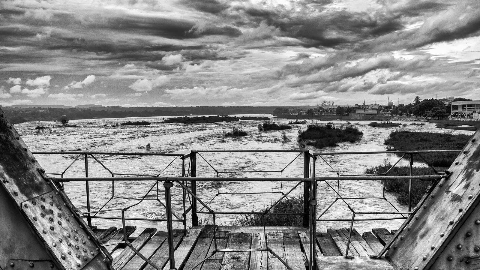 Vista do rio São Francisco em cheia a partir da Ponte Marechal Hermes em Pirapora